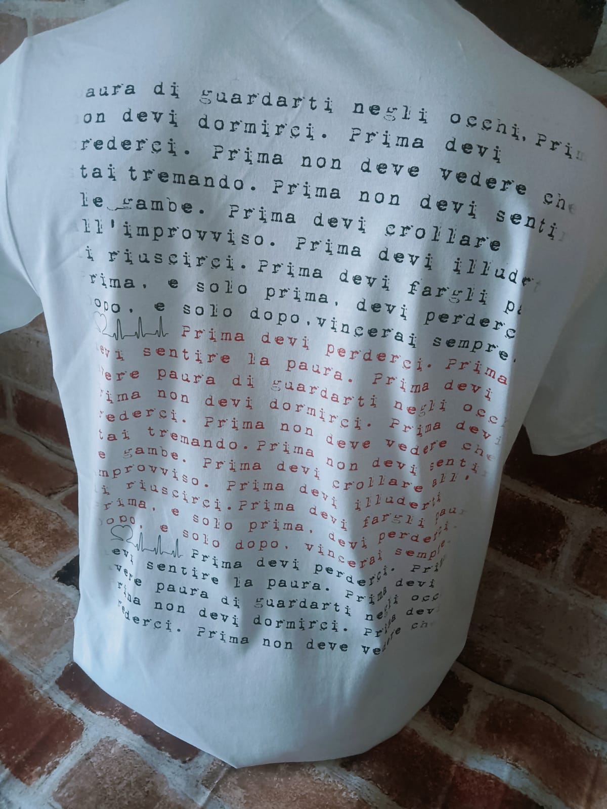 T-Shirt Limited Edition "Lascia che ti sottovalutino" - immagine 5