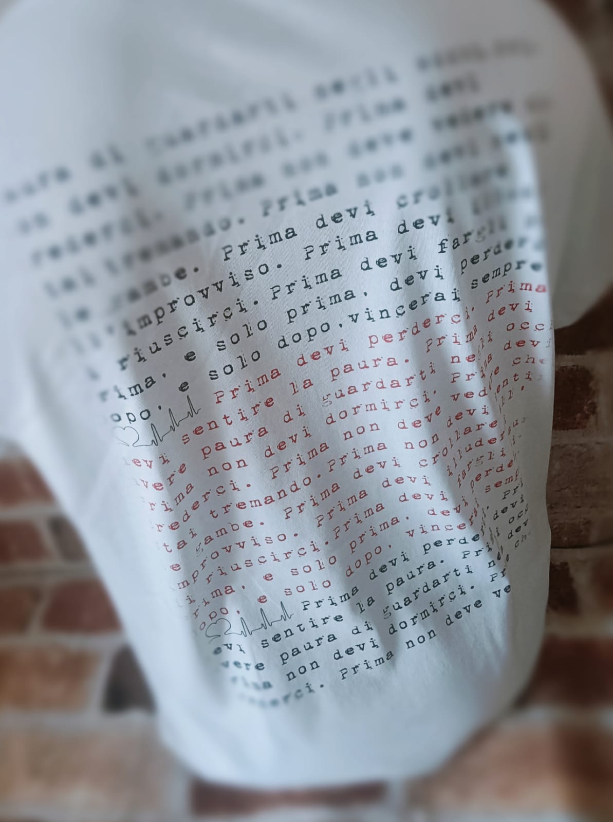 T-Shirt Limited Edition "Lascia che ti sottovalutino" - immagine 4